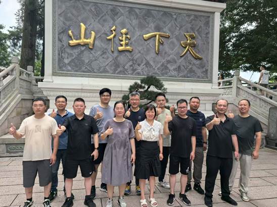 汗水澆灌同心路，徑山之巔啟新程